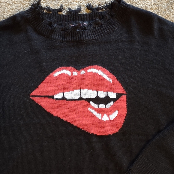 Lip Graphic Distressed Fringe Sweater XL NWOT - Picture 2 of 5